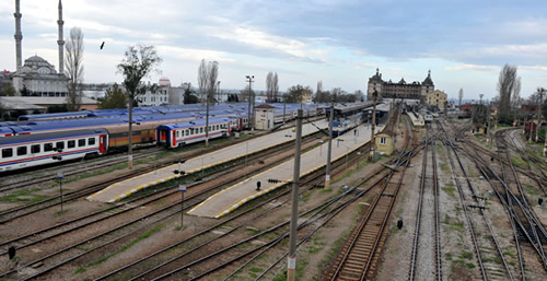 Haydarpaa Tren Gar'nda kan yangnn ardndan tren seferlerinin iptal edilmesi nedeniyle sabah saatlerinde gara gelen vatandalar Stleme Tren stasyonu'na ynlendirildi.