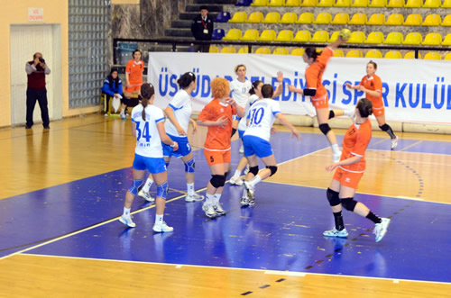 Hentbolda, bayanlar play-off final serisinin ikinci manda zmir Bykehir Belediyesi ile skdar Belediyesi bugn zmir'de karlaacak.