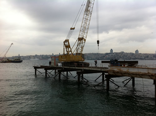 skdar Marmaray skelesi i makineleri tarafndan kaldrlmaya baland.