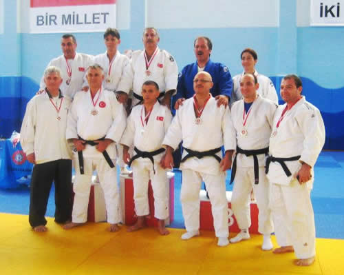 7. Mastrlar Trkiye Judo ampiyonas'na stanbul ilimizi temsil eden bay ve bayan 12 sporcu, 7 birincilik ve 5 ikincilik kazanarak takm halinde ampiyon oldu.