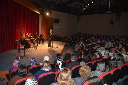 Yllarn eskitemedii sanat Zekai Tunca muhteem bir konserle skdarllarla bulutu.