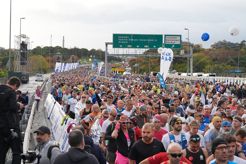 Asya ile Avrupa'y admlarla buluturan, dnyann ktalar aras tek maratonu olan Trkiye  Bankas 46. stanbul Maratonu byk bir coku ile gerekletirildi.