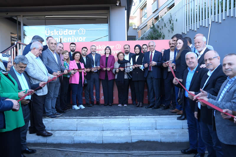 skdar Belediye Bakan Dedeta ve katlmclar kurdele keserek ofisin aln gerekletirdi.