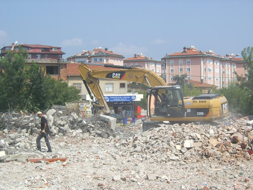 skdar Bahelievler Mahallesi'nde bulunan Bahelievler Semt Pazar bugn belediye ekipleri tarafndan ykld.