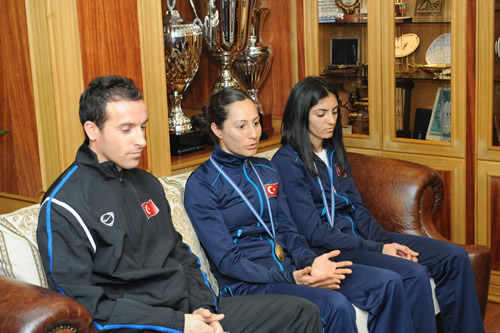 Byk Bayanlarda ampiyonluu kazanan skdar Belediyespor takm bugn Belediye Bakan Mustafa Kara'y ziyaret etti.