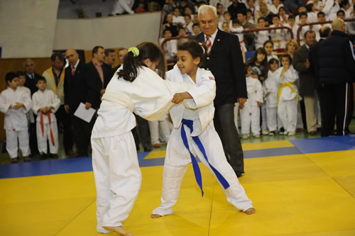 skdar Belediyesi'nin Sporu Tabana Yayma Projesi kapsamnda getiimiz yl ncs dzenlenen Spor Oyunlar, bu yl da 19 Nisan Sal gn Burhan Felek Atletizm Sahas ve Kubbe Salon'da gerekletirilecek.