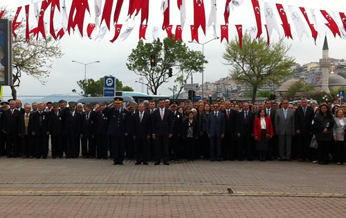 19 Mays Atatrk' Anma Genlik ve Spor Bayram skdar emsipaa Meydan'nda dzenlenen trenle kutlanlmaya baland.