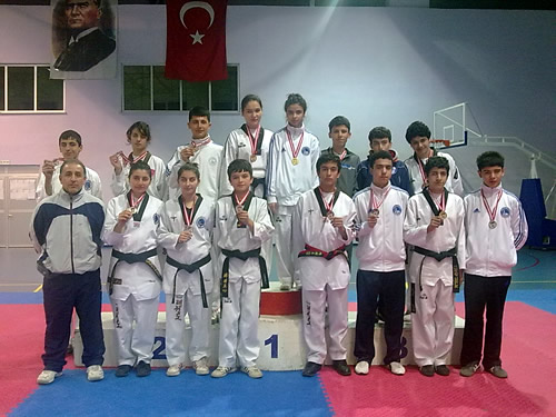 Taekwon-do Federasyonu stanbul l Temsilcilii tarafndan dzenlenen Genler Taekwon-do stanbul ampiyonas'nda skdar Belediyesi sporcular erkekler ve kzlarda ampiyonluu kazand.