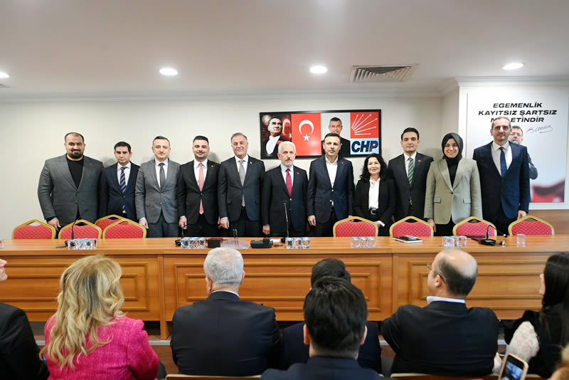 Ekrem Baki&rsquo;nin Cumhuriyet Halk Partisi&rsquo;ne kat�l�m rozetini �stanbul �l Ba�kan� �zg�r �elik takdim etti.