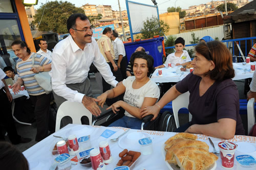 skdar Belediyesi, engelli, yal ve hastalarn da iftarlarn unutmad.