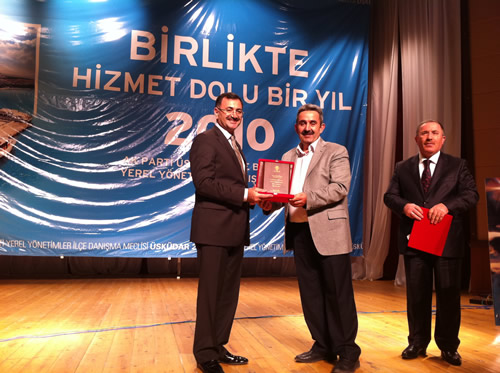 AK Parti Mesudiye le Bakan Salih Yaman, AK Parti skdar le Bakan Zekeriya Erdim ve skdar Belediye Bakan Mustafa Kara'ya Referandum Oylamas srasnda ilelerine salam olduklar maddi ve manevi katklarndan dolay birer plaket takdim etti.