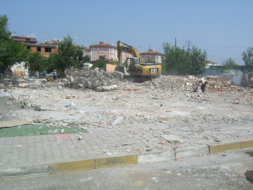 skdar Bahelievler Mahallesi'nde bulunan Bahelievler Semt Pazar bugn belediye ekipleri tarafndan ykld.