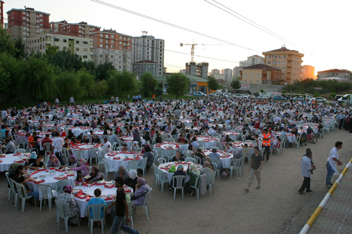Ümraniye Belediyesi, mahalle iftarları kapsamında Tatlısu, Mehmet Akif ve Şerifali Mahalleleri sakinlerine bir iftar yemeği verdi.
