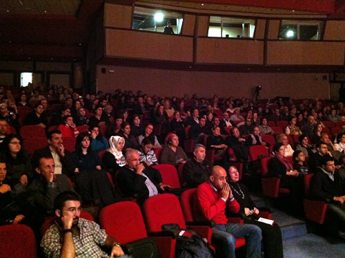 stanbul Devlet Trk Halk Mzii Korosu 25 Kasm 2010 Perembe akam Balarba Kltr Merkezi'nde konser verdi.