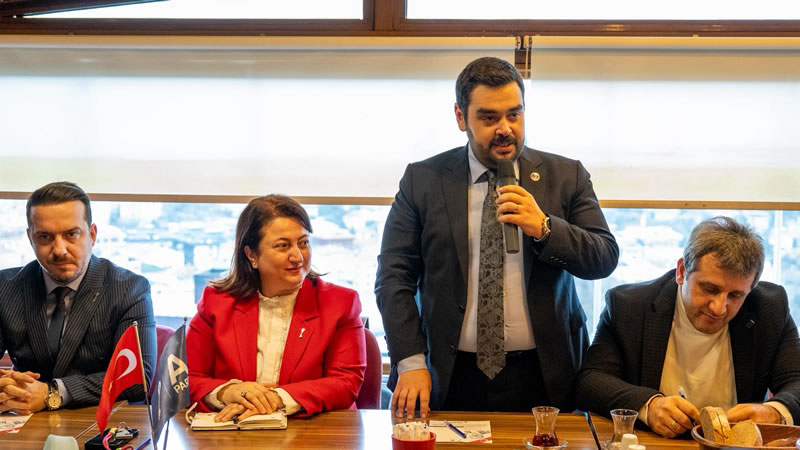 Anahtar Parti �sk�dar �l�e Ba�kan� An�l Akay Kamilo�lu, �sk�dar&rsquo;da yerel y�netim anlay���n� sahaya ta��yan kapsaml� bir isti�are toplant�s� ger�ekle�tirdiklerini belirterek, kat�l�mc� ve ��z�m odakl� y�netim vurgusu yapt�.