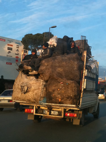 Trafik canavar yer mekan ayrt etmeden aramzda dolayor. skdar'da gndz vakti ekilen bu grntler insana 'bu kadarda olmaz' dedirtiriyor.