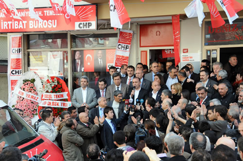 CHP Genel Bakan Yardmcs Grsel Tekin skdar, Burhaniye'de seim irtibat brosu at