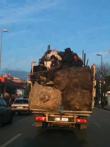 Trafik canavar yer mekan ayrt etmeden aramzda dolayor. skdar'da gndz vakti ekilen bu grntler insana 'bu kadarda olmaz' dedirtiriyor.