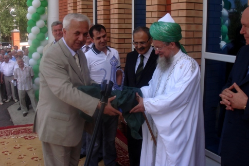 Rusya'ya bal Mordovya Cumhuriyeti'nde skdar Mftl'nn katklaryla ina edilen skdar Merkez Camii ibadete ald.