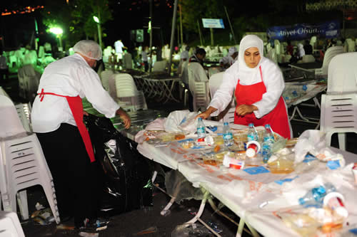 Geri dnm konusunda olduka hassas olan ve konuyla ilgili imdiye kadar birok alma yrten skdar Belediyesi bu ramazan bir ilki daha gerekletirdi.