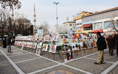 Konumalarn ardndan ''Pakistan'da Yaralar Sarlyor Sergisi''nin al yapld.