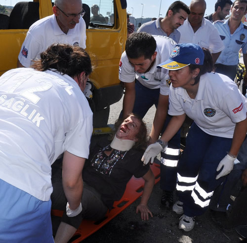 ekmeky'den skdar'a yolcu tayan minibs, ile Otoyolu'nda nndeki otomobile arptktan sonra kontrolden karak takla att.