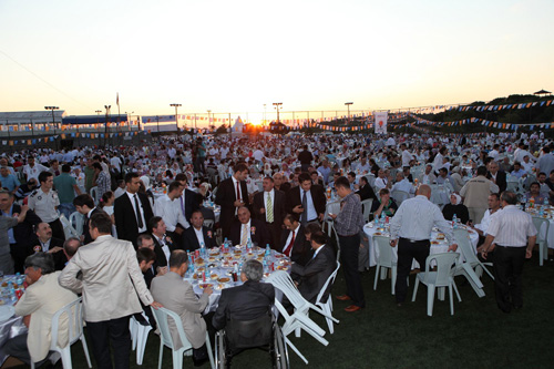 Ak Parti'nin 10. Yl Etkinlikleri kapsamnda yurt apnda dzenledii iftar yemeklerinden biri de mraniye'de verildi.