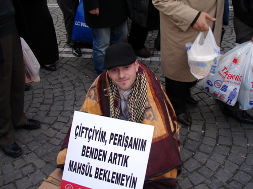 Saadet Partisi skdar'da, benzine gelen son zamlar ve benzindeki yksek vergi oranlarn protesto etti.