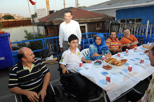 skdar Belediyesi, engelli, yal ve hastalarn da iftarlarn unutmad.