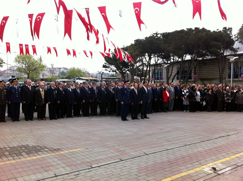 19 Mays Atatrk' Anma Genlik ve Spor Bayram skdar emsipaa Meydan'nda dzenlenen trenle kutlanlmaya baland.