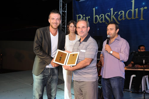 Konser bitiminde skdar Belediye Bakan Yardmcs aban zkaya Bosna'l nl sanatya plaket ve iek takdim etti.