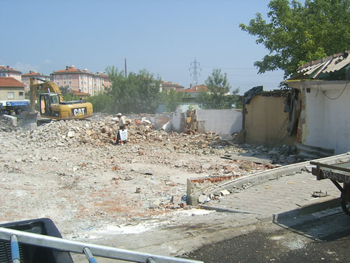 skdar Bahelievler Mahallesi'nde bulunan Bahelievler Semt Pazar bugn belediye ekipleri tarafndan ykld.