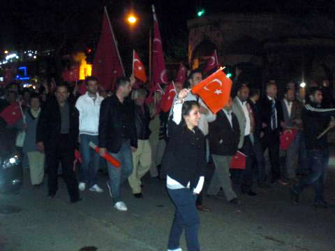 Trkiye Sevdallar Platformu skdar'da bir araya gelerek son dnemde yaanan terr olaylar nedeni ile tepkilerini ortaya koydu.