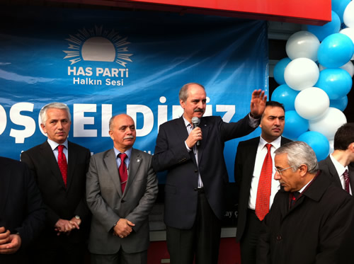 HAS Parti skdar le Bakanl'nn al ncesinde bir konuma yaparak halka seslenen Numan Kurtulmu, vatandalara partisini anlatt, ''Bu lkede kaynaklarn haka, adaletli bir ekilde kullanlmas iin yola kyoruz. Bu lkede haka dalm, adaletli dalm HAS Parti salayacaktr'' dedi.