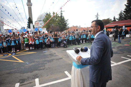 Eitim-retim yl skdar Saffet ebi lkretim okulunda yaplan trenle ald