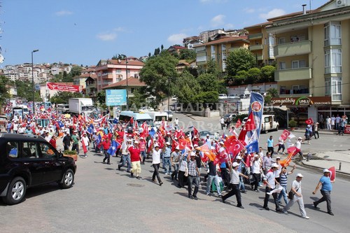 skdar ''Milli radeye Sayg'' iin yollara dt