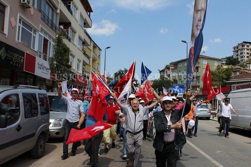 skdar ''Milli radeye Sayg'' iin yollara dt