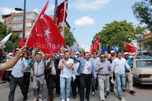 skdar ''Milli radeye Sayg'' iin yollara dt