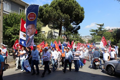 skdar ''Milli radeye Sayg'' iin yollara dt