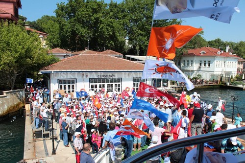 skdar ''Milli radeye Sayg'' iin yollara dt