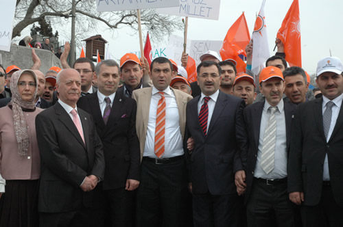 AK Parti skdar le Bakanl tarafndan organize edilen seim yry skdar'n  farkl blgesinden balayarak skdar Meydan'da bulunan AK Nokta'da sona erdi.