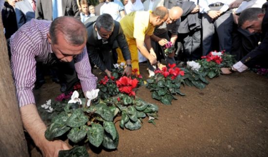 Babakan Erdoan, Annesini Gzyalaryla Ebediyete Uurlad