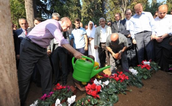 Babakan Erdoan, Annesini Gzyalaryla Ebediyete Uurlad