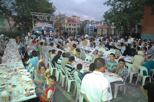 Sokak iftarlar tm hzyla sryor...