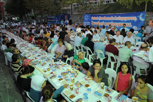 Sokak iftarlar tm hzyla sryor...