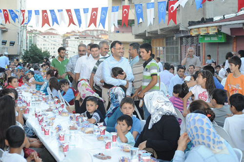 Sokak iftarlar tm hzyla sryor...