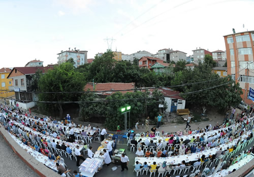 Sokak iftarlar tm hzyla sryor...