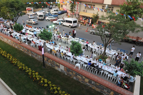 Burhaniye Mahallesi sokak iftar