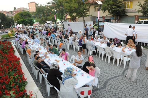 Burhaniye Mahallesi sokak iftar