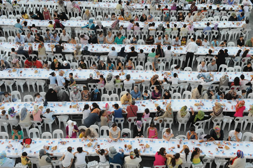 Burhaniye Mahallesi sokak iftar